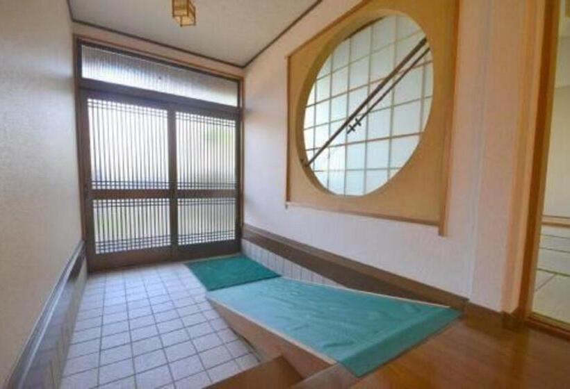 חדר סטנדרט לשלושה עם חדר אמבטיה משוף, Wholeearth Ryokan Hiroshima