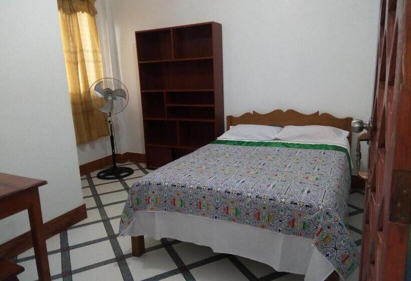 اتاق اکونومی, Sarisa House