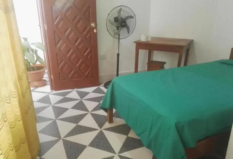 Standard Yhden Hengen Huone, Sarisa House