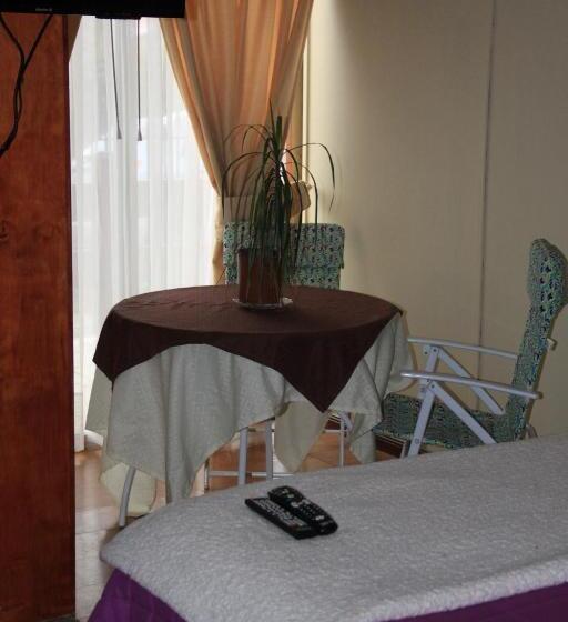 חדר סטנדרט לארבעה, Hostal Los Guindos