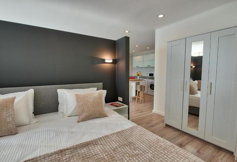 Appartamento Superiore 1 Camera da Letto, Arkk Homes