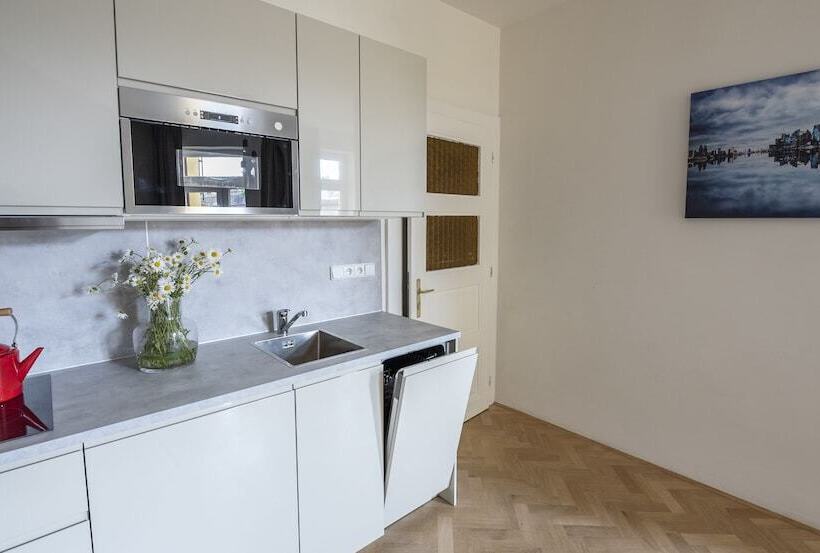 Suíte, Letna Garden Suites