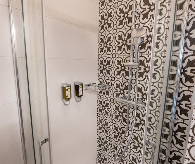Escritório Estándar, Letna Garden Suites