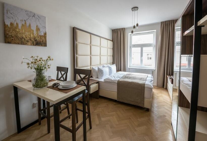 Escritório Estándar, Letna Garden Suites