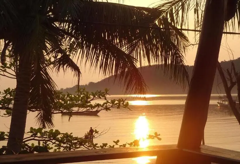 オーシャンビューデラックスルームバルコニー付き, Beach House Cambodia