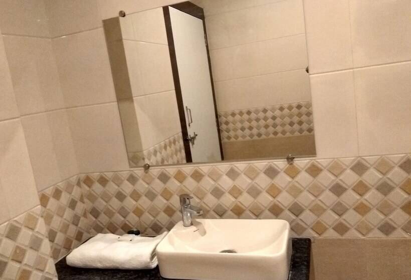 اتاق لوکس, The Jk Hotel   Opp Railway Station