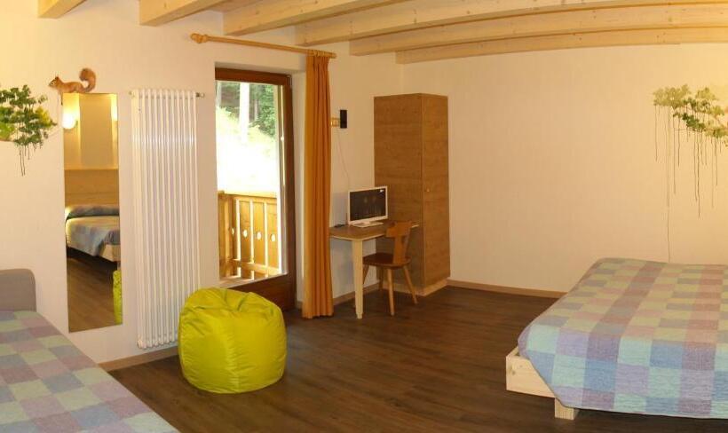 غرفة عائلية مطلّة علي الجبل, Ganzaie