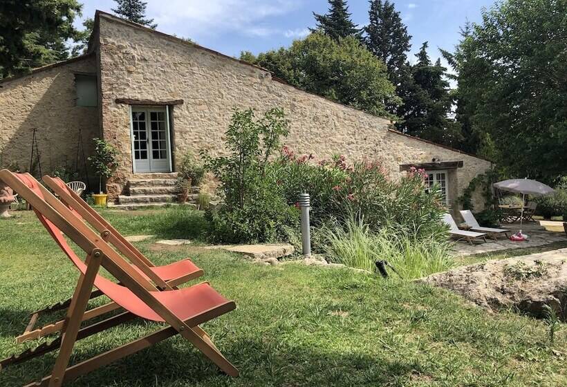 חדר משפחתי, Ferme Le Pavillon