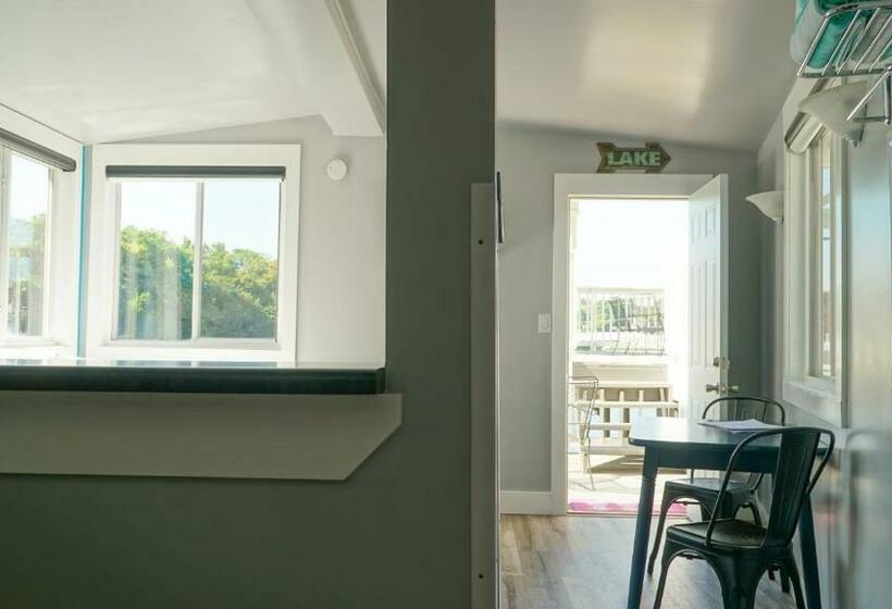 דירת שני חדרים, Alexander's Landing