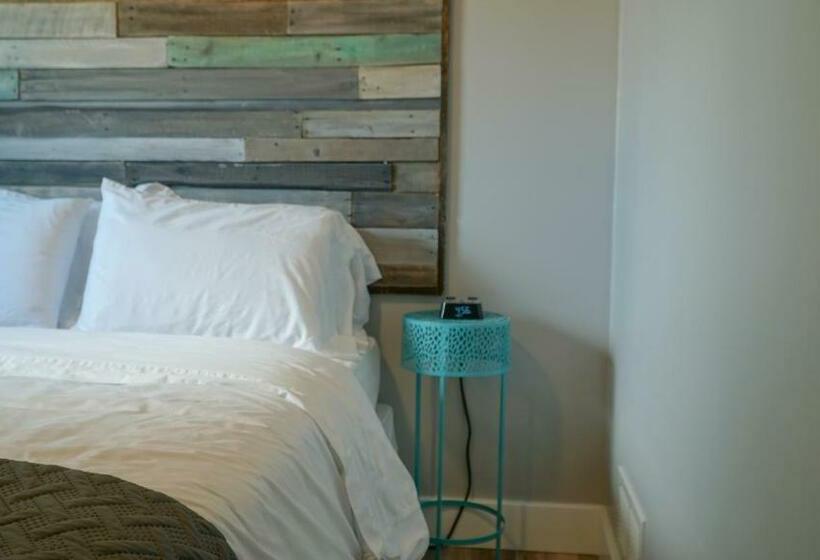 דירת שני חדרים, Alexander's Landing