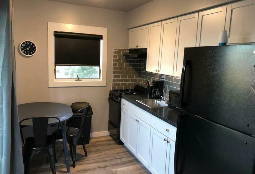 דירת שני חדרים, Alexander's Landing