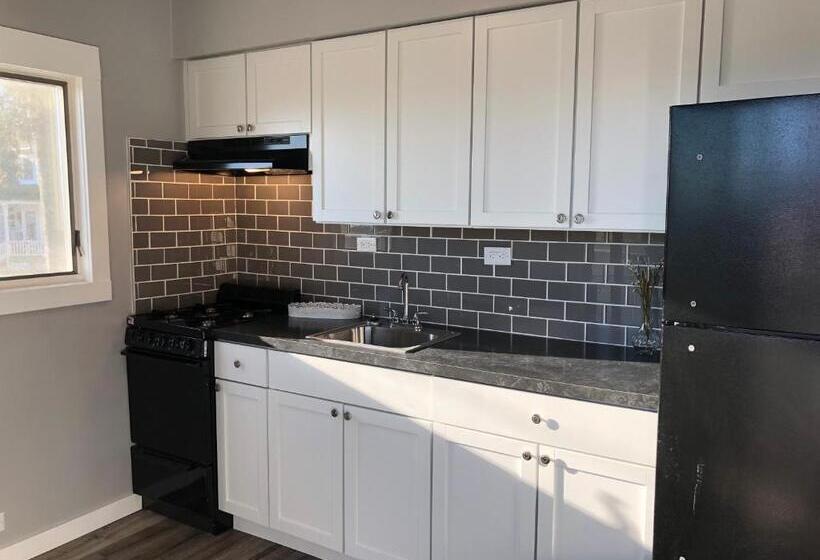 דירת שני חדרים, Alexander's Landing