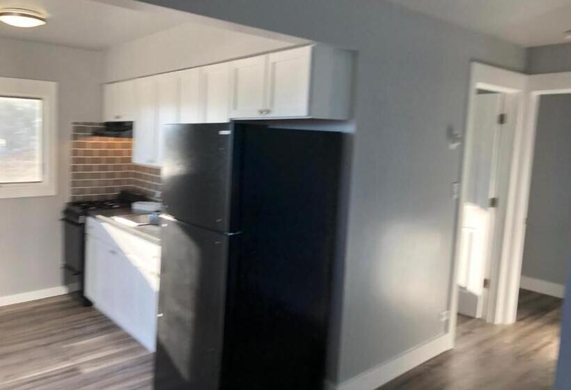 דירת שני חדרים, Alexander's Landing