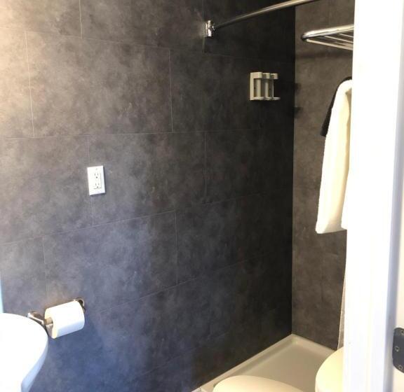 סטודיו דלוקס, Alexander's Landing