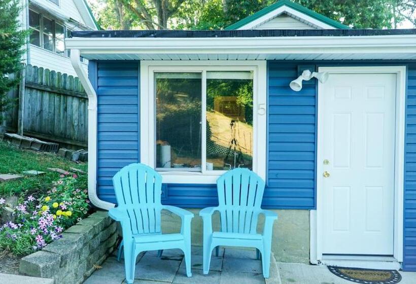 סטודיו דלוקס, Alexander's Landing