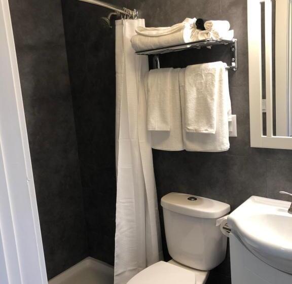 חדר משפחתי, Alexander's Landing