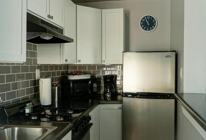 סוויטה משפחתית, Alexander's Landing