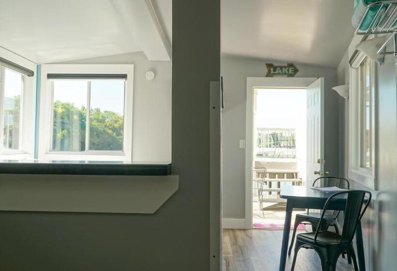 סוויטה משפחתית, Alexander's Landing