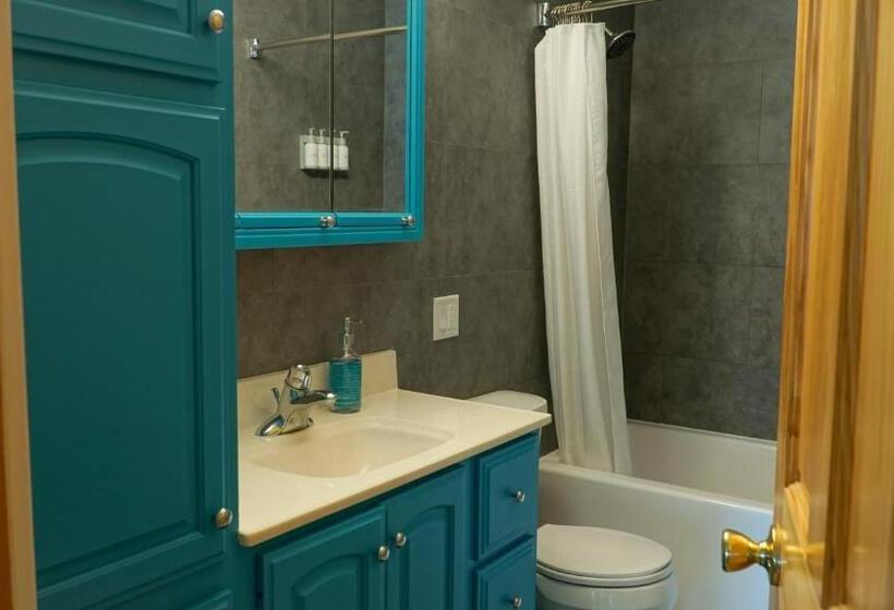 Suite with lake view, Alexander's Landing