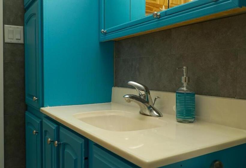 Suite with lake view, Alexander's Landing