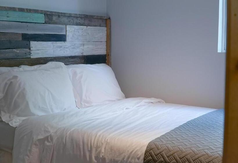 Suite with lake view, Alexander's Landing