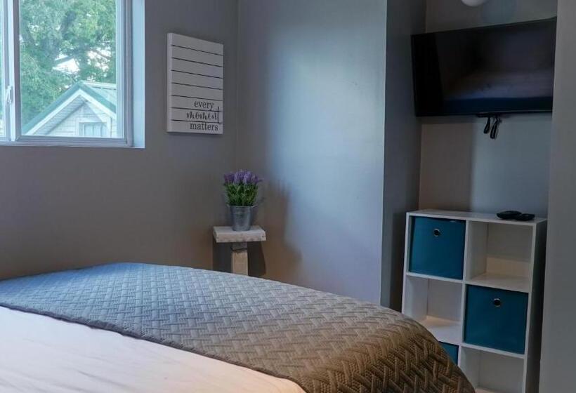 Suite with lake view, Alexander's Landing