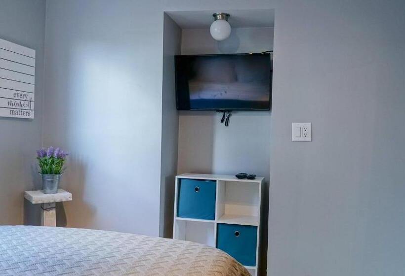 Suite with lake view, Alexander's Landing