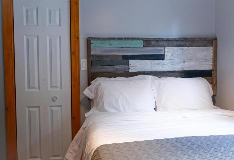 Suite with lake view, Alexander's Landing