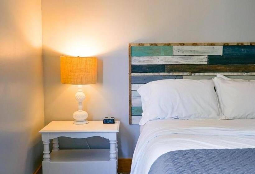 Suite with lake view, Alexander's Landing