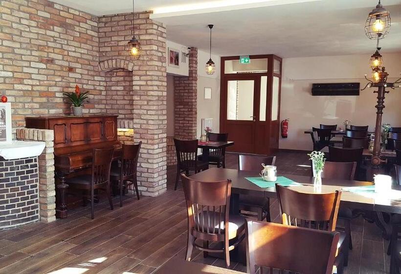 חדר משפחתי, Turmklause