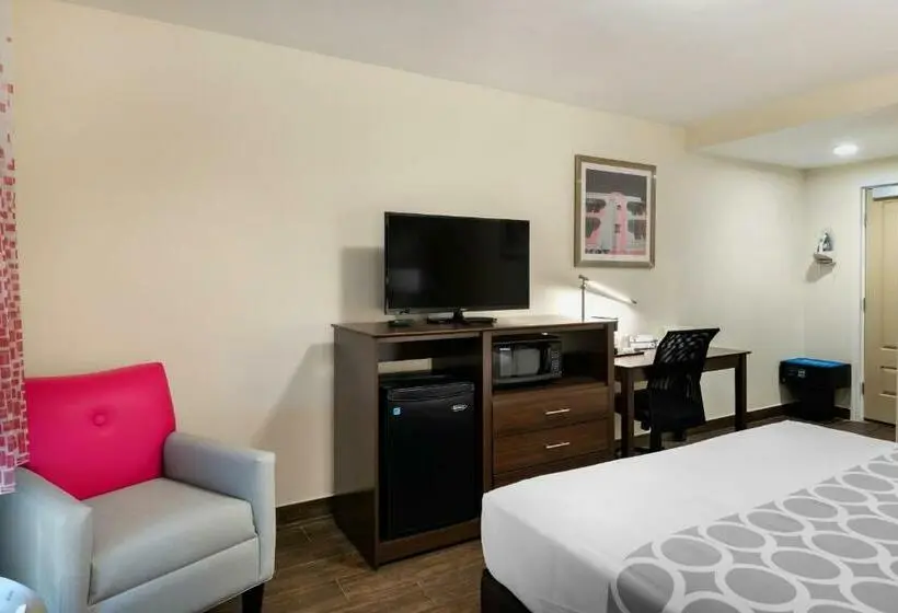 اتاق استاندارد با تخت بزرگ برای معلولان, Rodeway Inn Near Hollywood Beach