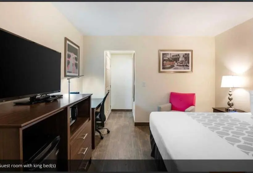 اتاق استاندارد با تخت بزرگ برای معلولان, Rodeway Inn Near Hollywood Beach