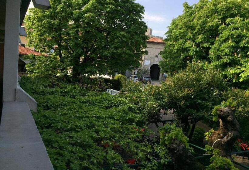 غرفة كلاسيكية ثلاثية, Al Pescatore