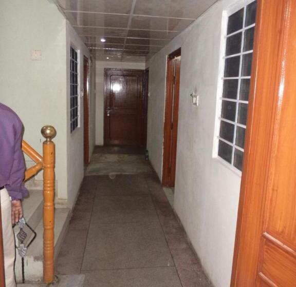 基本三人间, Budget Accommodation Near Station Road