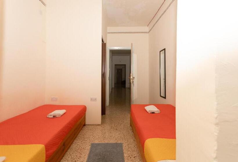 اتاق خانوادگی, Tarona Guesthouse