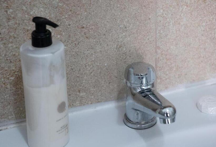 اتاق استاندارد یک نفره, Tarona Guesthouse