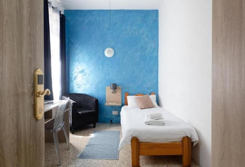 اتاق استاندارد یک نفره, Tarona Guesthouse