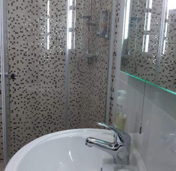 اتاق استاندارد یک نفره, Tarona Guesthouse