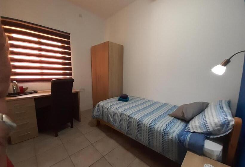 اتاق استاندارد یک نفره, Tarona Guesthouse
