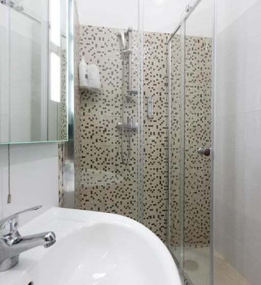 اتاق استاندارد یک نفره, Tarona Guesthouse