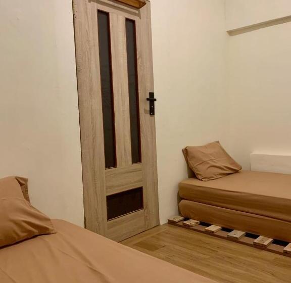 Camera Economy, Good Feeling Hostel