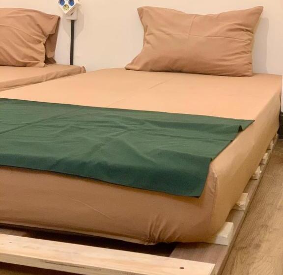 חדר אקונומי, Good Feeling Hostel