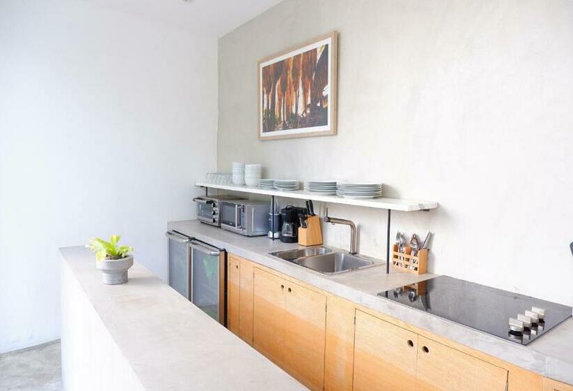 اتاق استاندارد یک نفره, Stay At Mare