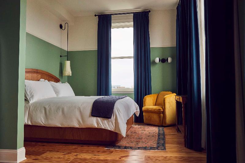 Люкс Кровать Кинг, The Drayton Hotel Savannah, Curio Collection By Hilton