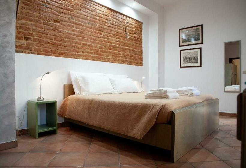 Chambre Standard, La Corte