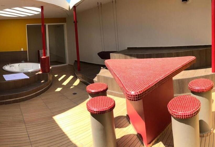 سوئیت با وان آب گرم, Motel Tatami