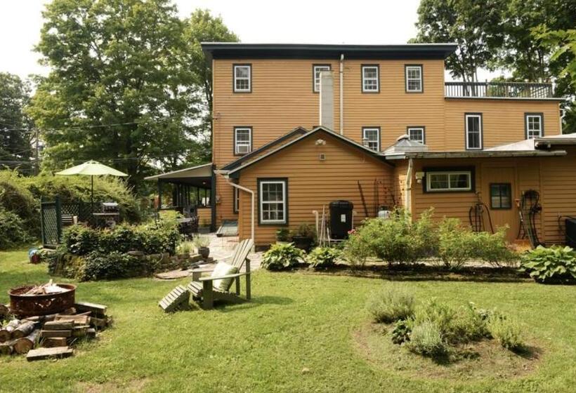 סוויטה, The Woodbine Inn