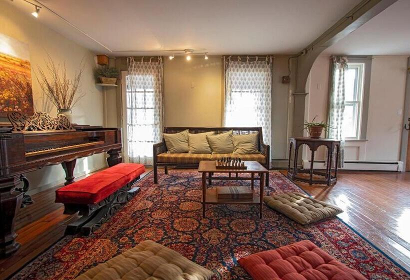 סוויטת ג'וניור, The Woodbine Inn