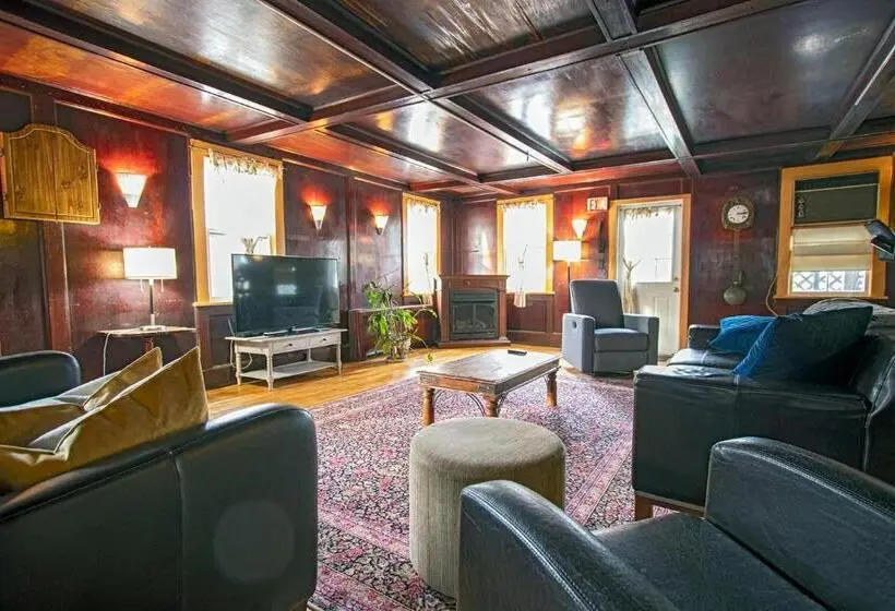 ジュニアスイート, The Woodbine Inn