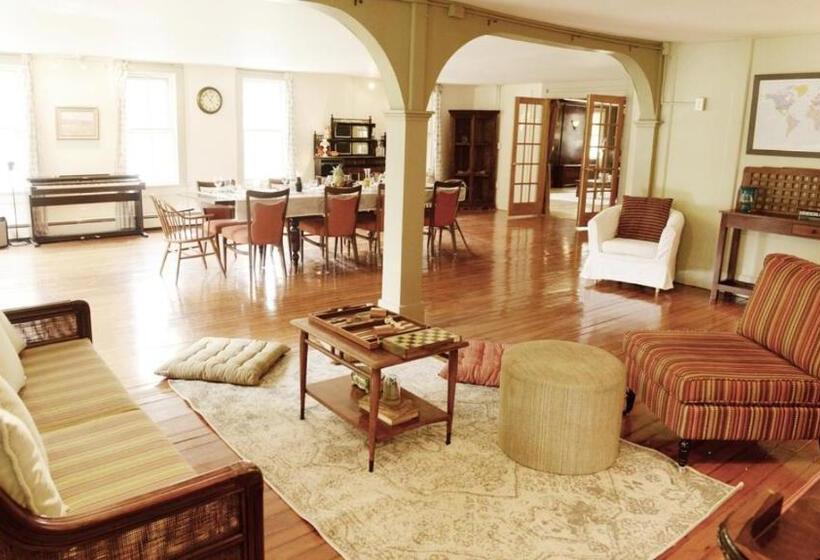 סוויטה דלוקס, The Woodbine Inn